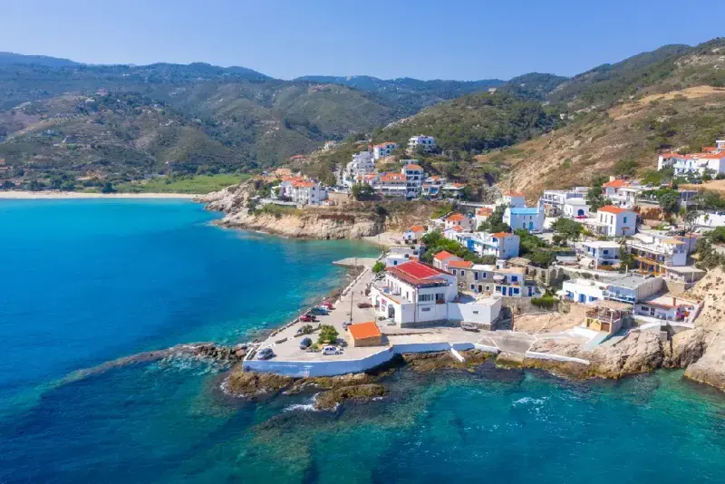 Pintoresco pequeño pueblo de Armenistis con la increíble playa de arena Mesakti en la isla de Ikaria, Grecia.