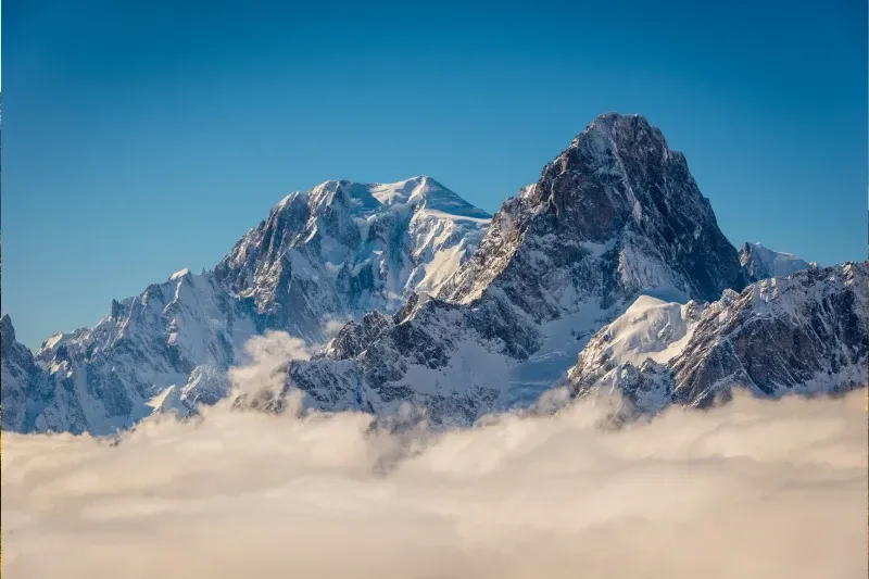 Blick auf den Mont Blanc, der über den Wolken ragt.