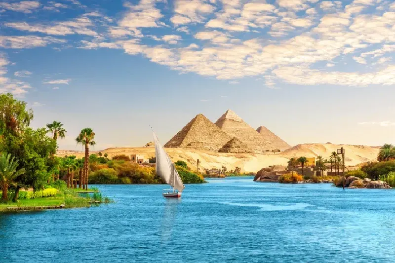 Malerische Nillandschaft mit Segelboot bei Assuan in Ägypten