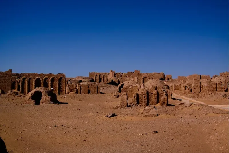 Antiker christlicher Friedhof El Bagawat in der Oase Kharga, Ägypten, mit Kuppelgräbern aus Lehmziegeln in der Wüste.