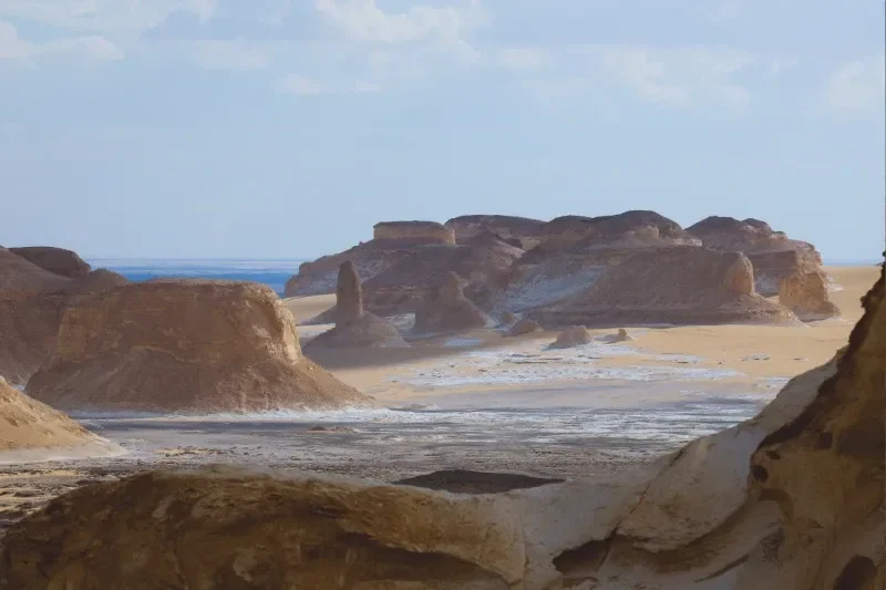 Weitläufige Landschaft der Weißen Wüste in Ägypten mit charakteristischen Kalksteinformationen