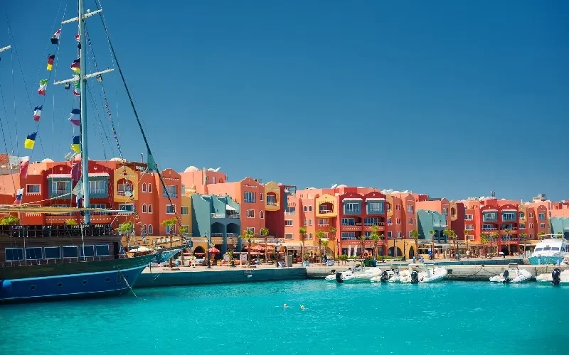 Bateau d'excursion près de Giftun Island à Hurghada