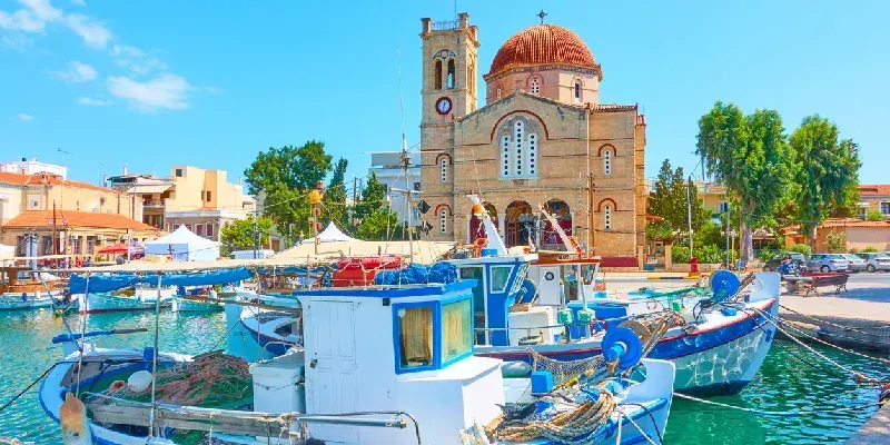 iglesia-ekklisia-isodia-theotokou-y-barcos-pesqueros-en-el-puerto-de-egina-grecia