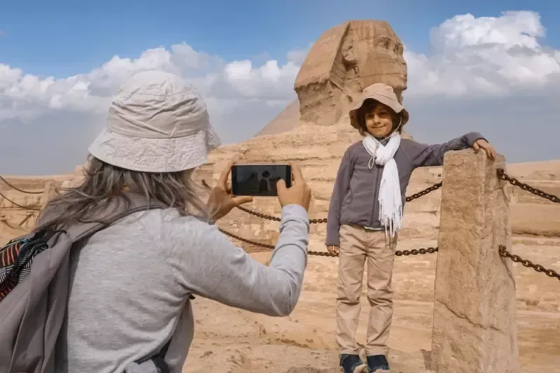 Madre e figlio alle Piramidi, necropoli di giza