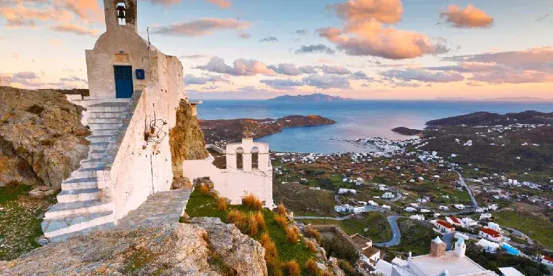 Vista del puerto, el pueblo de Livadi y la isla de Sifnos al fondo desde Chora, en la isla de Serifos, Grecia.