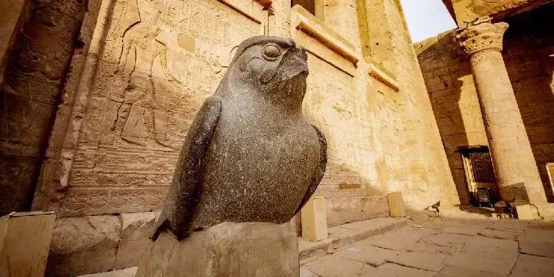 la estatua del dios halcón Horus