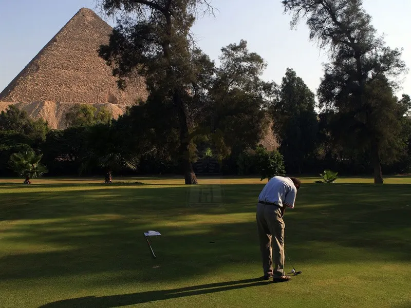 メナハウスホテルのゴルフエリアからギザピラミッド