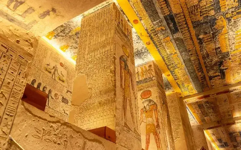 Farbig bemalte Pfeilerhalle mit Götterfiguren und Hieroglyphen in einem Königsgrab im Tal der Könige bei Luxor