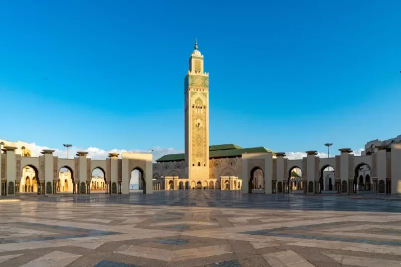 La plaza de la Mezquita Hassan II por la mañana, Casablanca, Marruecos.