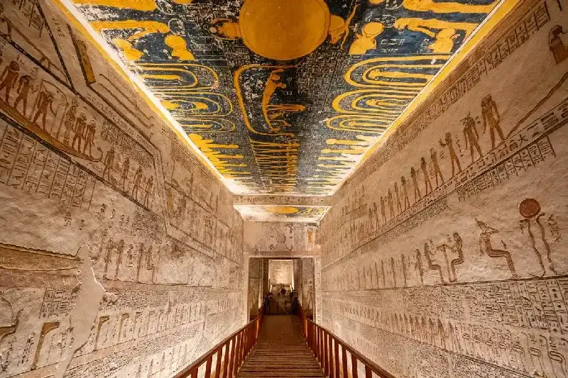 Reliefs und Schnitzereien im Grab von König Ramses V. in Luxor, Ägypten