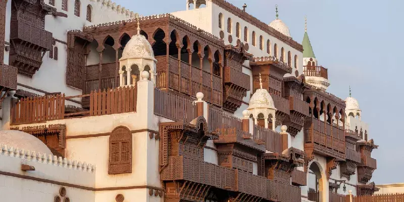 El Museo Al Tayibat City en Yeda al atardecer, Arabia Saudita, con su diseño arquitectónico tradicional.