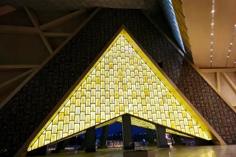 Das Grand Egyptian Museum in Gizeh, das größte archäologische Museum der Welt, nahe dem Pyramidenkomplex von Gizeh