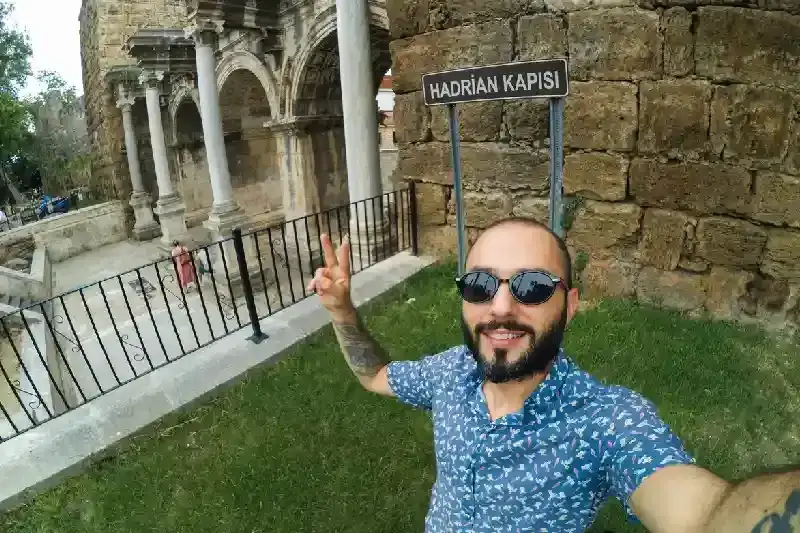 una turista dentro il tempio di adriano , tempio di adriano