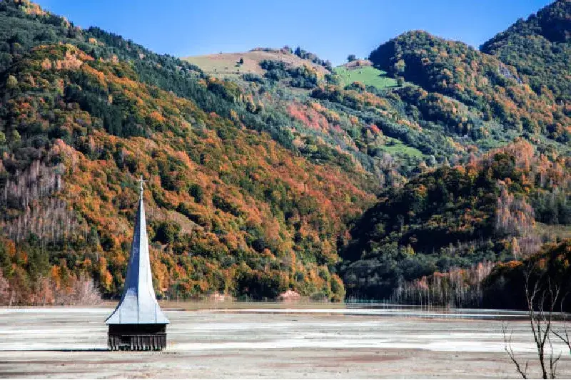 Verschmutzter Giftsee mit Kirche in Geamana, Rumänien