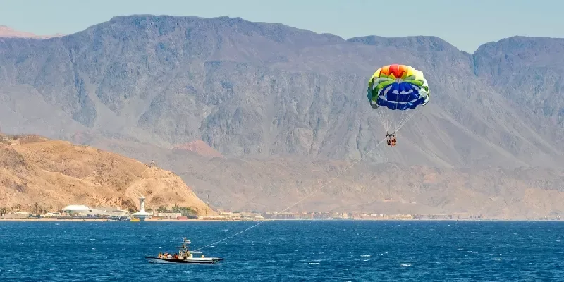 Parasailing en el mar rojo