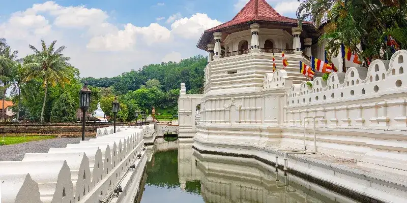 Templo del Diente en Kandy. Fue inscrito como Patrimonio de la Humanidad por la UNESCO en 1988.
