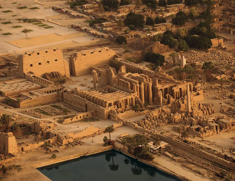 Colonnes de la salle hypostyle du temple de Karnak à Louxor