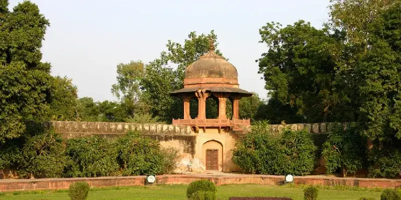 Jardín en el mausoleo de Itmad-Ud-Daulah, conocido como Baby Taj en la ciudad de Agra, Uttar Pradesh, India.