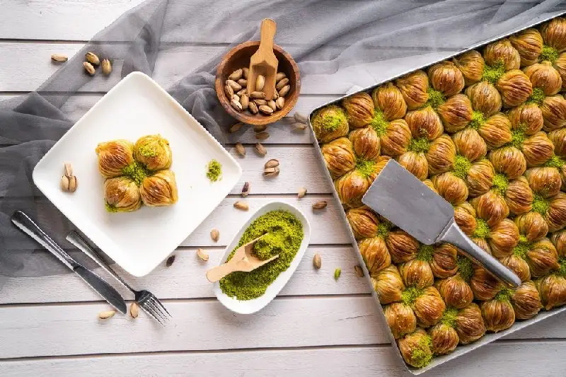un plato de baklava turca