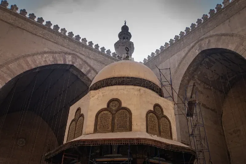 Große Kronleuchter in der Haupthalle der Sultan-Hassan-Moschee