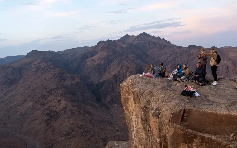 Séjour en Égypte – Désert du Sinaï avec chameaux au lever du soleil