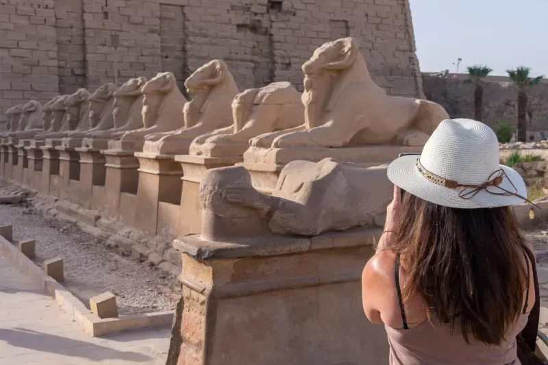 Ragazza nel Tempio di Karnak