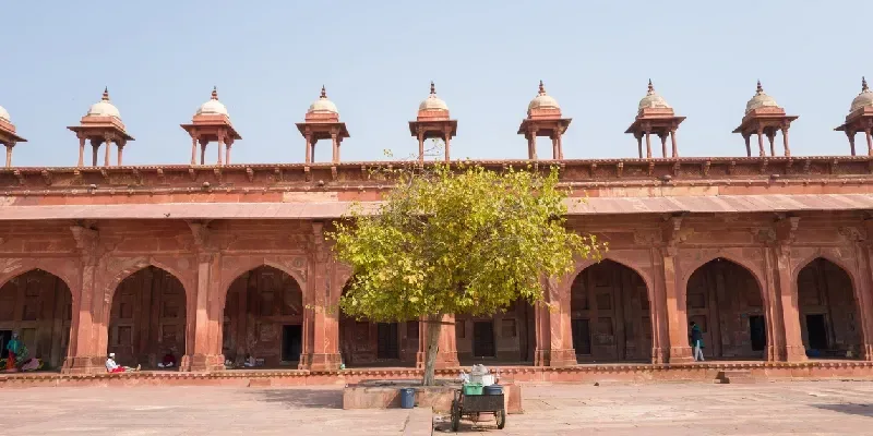 El callejón bajo los arcos de la mezquita Jama Masjid en Fatehpur Sikri en Asia, India, Uttar Pradesh.