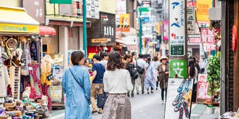Giovani vanno a fare shopping a Shimokitazawa