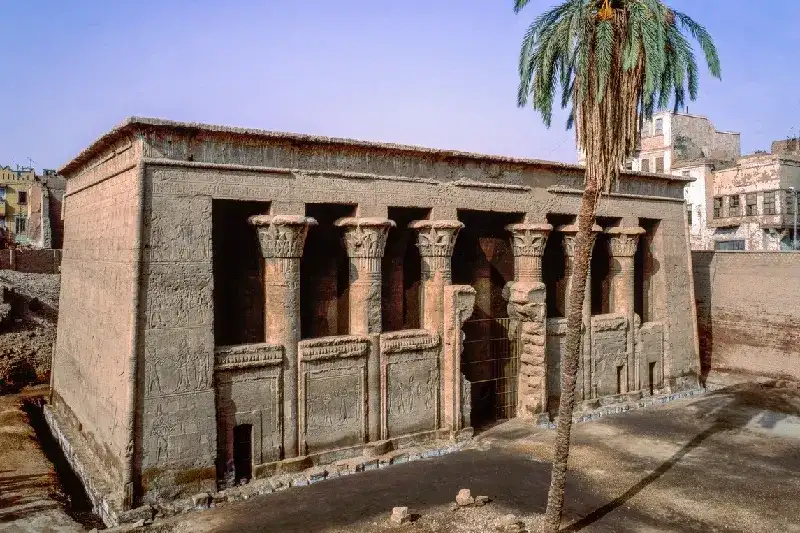 Der Tempel des Chnum in Esna steht am Westufer des Nils, südlich von Luxor. 
