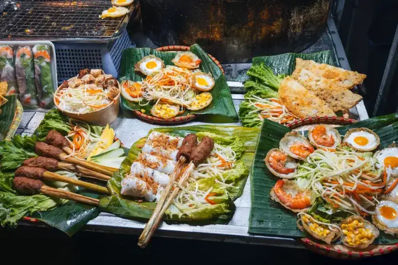 Comida callejera tradicional vietnamita en el Mercado Nocturno Asiático de Da Nang, Vietnam.