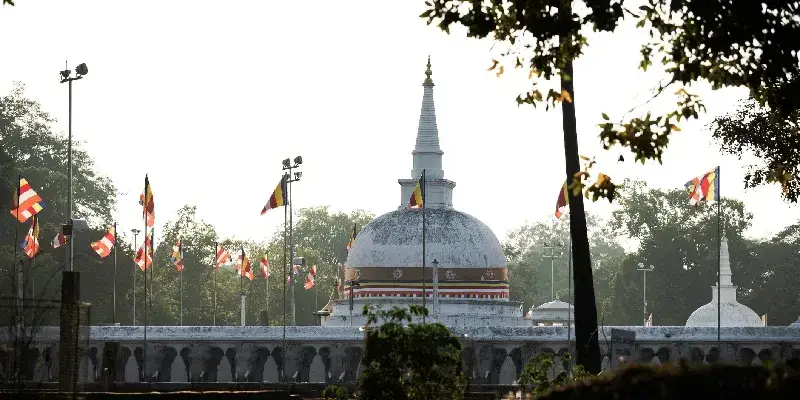 Ruwanwelisaya Chedi en la ciudad sagrada de Anuradhapura, Sri Lanka.