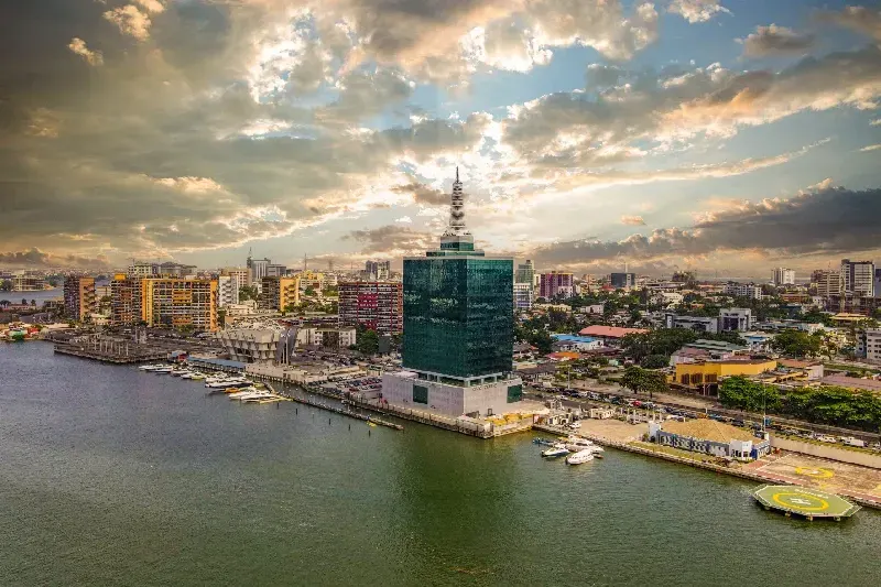 Luftaufnahme der Küste von Victoria Island in Lagos mit Stadt- und Küstenlandschaft
