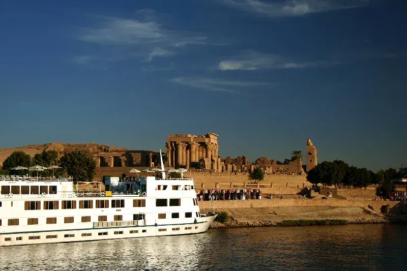 Nilkreuzfahrtschiff vor dem Tempel von Kom Ombo am Nil in Ägypten