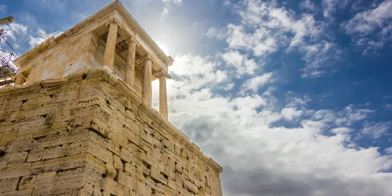 el-templo-de-atenea-nike-frente-al-sol-con-un-hermoso-cielo-azul-lleno-de-nubes-junto-al-partenon-grecia