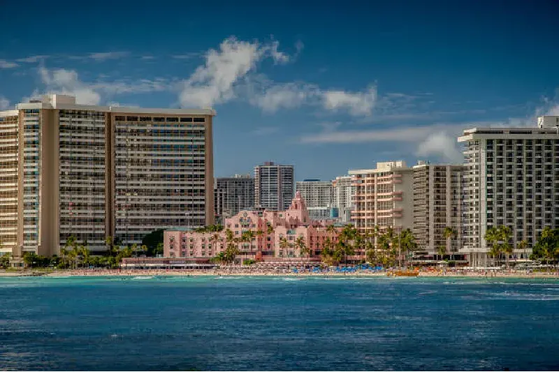 Luxuriöses Royal Hawaiian Hotel am Strand mit Palmen, rosa Fassade und tropischer Atmosphäre