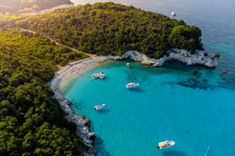 Vista aérea de la isla de Antipaxos cerca de Corfú, Grecia.