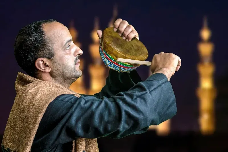 Mesaharaty weckt die Menschen zum Suhur im Ramadan