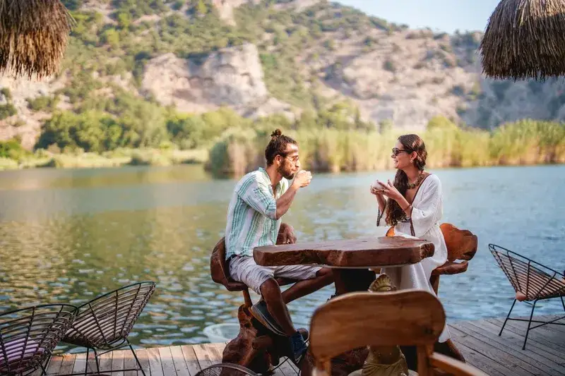 Tourist-couple-having-morning-coffee-next-to-Dayan-River