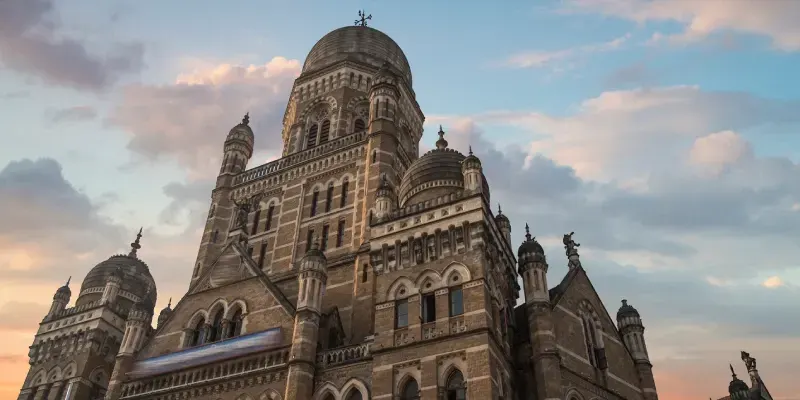 Chhatrapati Shivaji Terminus, anteriormente Victoria Terminus, una estación de tren histórica en la ciudad india de Mumbai, una de las más concurridas de India.