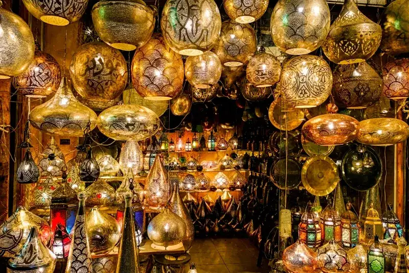 Lampade tradizionali egiziane fatte a mano al mercato di Khan El Khalili al Cairo, Egitto.