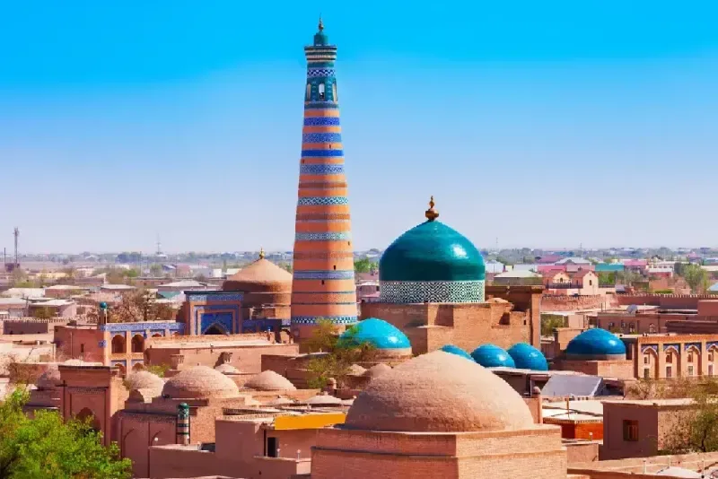 hermoso-atardecer-sobre-la-famosa-ciudad-antigua-de-jiva-uzbekistan