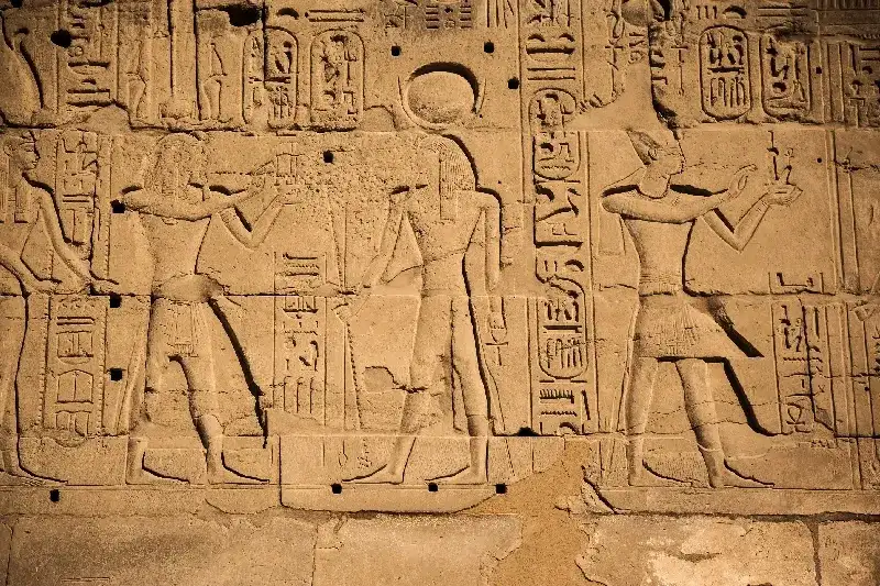 Hieroglyphen im Tempel von Kalabscha in der Nähe des Assuan-Staudamms (Ägypten)