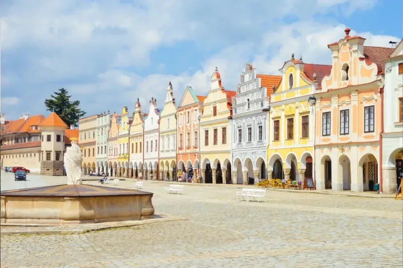 Telč mit dem historischen Zachariáš-von-Hradec-Platz und farbenfrohen Renaissance-Fassaden in Tschechien