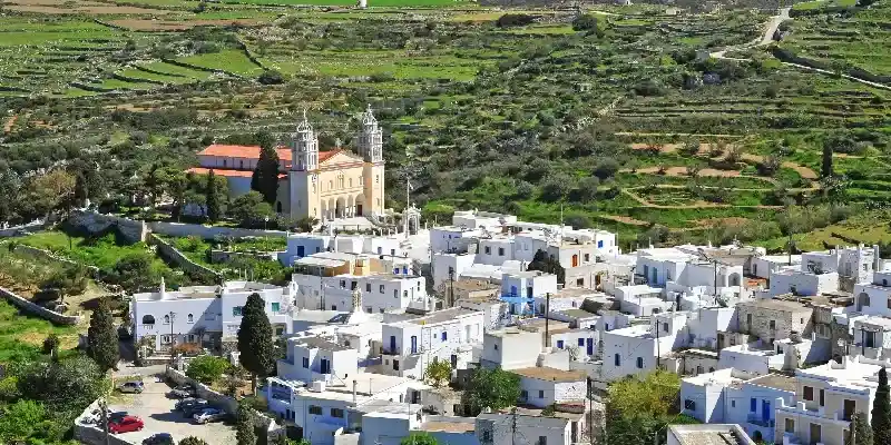 Pueblo tradicional de Lefkes en la isla de Paros, Cícladas, Grecia