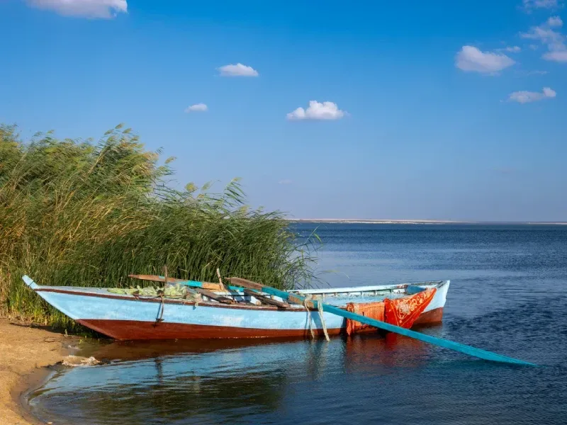 Barca da pesca sul lago Moeris nell'oasi del Fayoum, Egitto