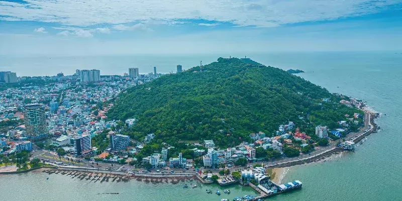 Vista aérea de la ciudad de Vung Tau con un hermoso atardecer y numerosos barcos.