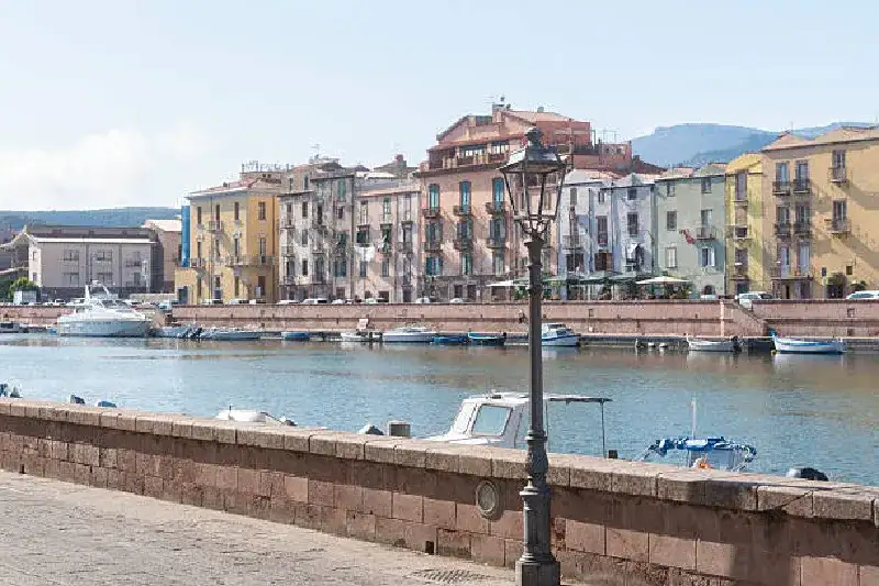 Bunte Häuser am Wasser in Bosa, Italien