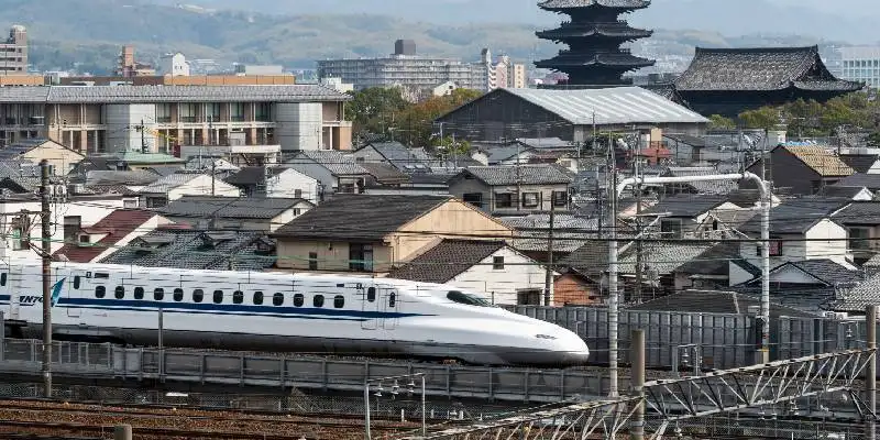 La serie N700 è un treno ad alta velocità giapponese Shinkansen