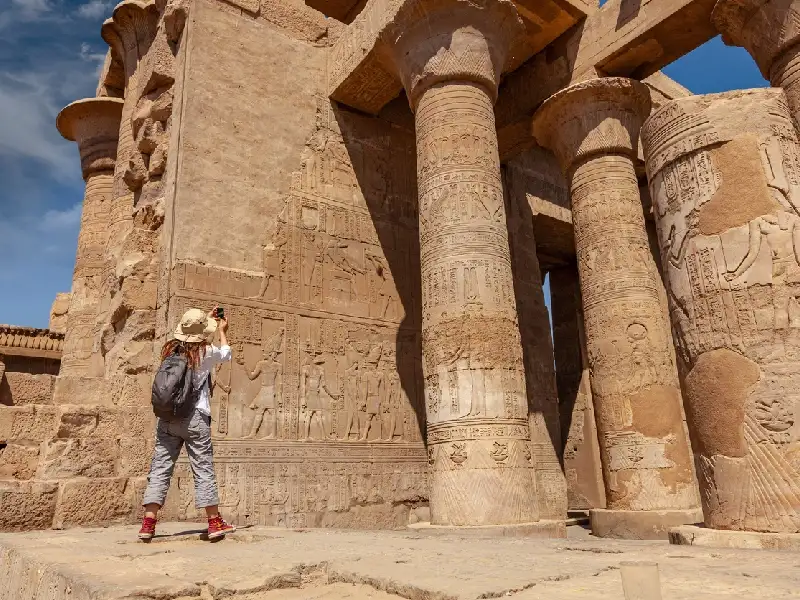 Una mujer se toma una foto en el templo de Kom Ombo, en Egipto.
