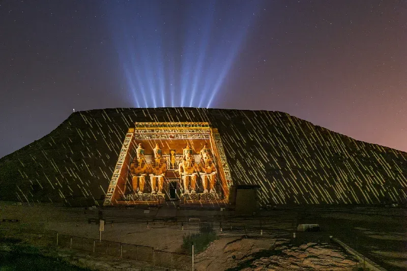 Beleuchteter Tempel von Ramses II. bei der nächtlichen Show in Abu Simbel
